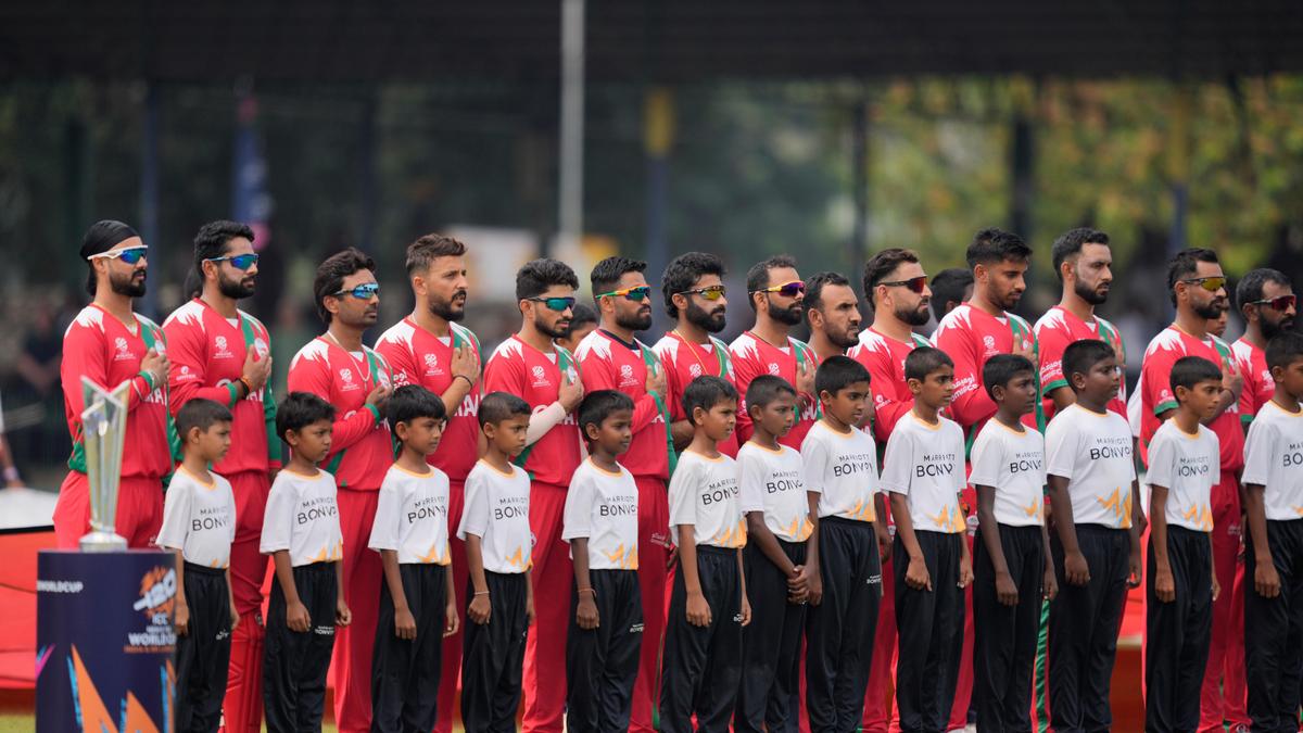 ಟಿ20 ವಿಶ್ವಕಪ್ ನಿರ್ಣಾಯಕ ಪಂದ್ಯದಲ್ಲಿ ಐರ್ಲೆಂಡ್ ವಿರುದ್ಧ ಟಾಸ್ ಗೆದ್ದ ಓಮನ್ ಮೊದಲು ಬೌಲಿಂಗ್ ಆಯ್ಕೆ ಮಾಡಿಕೊಂಡಿದೆ.