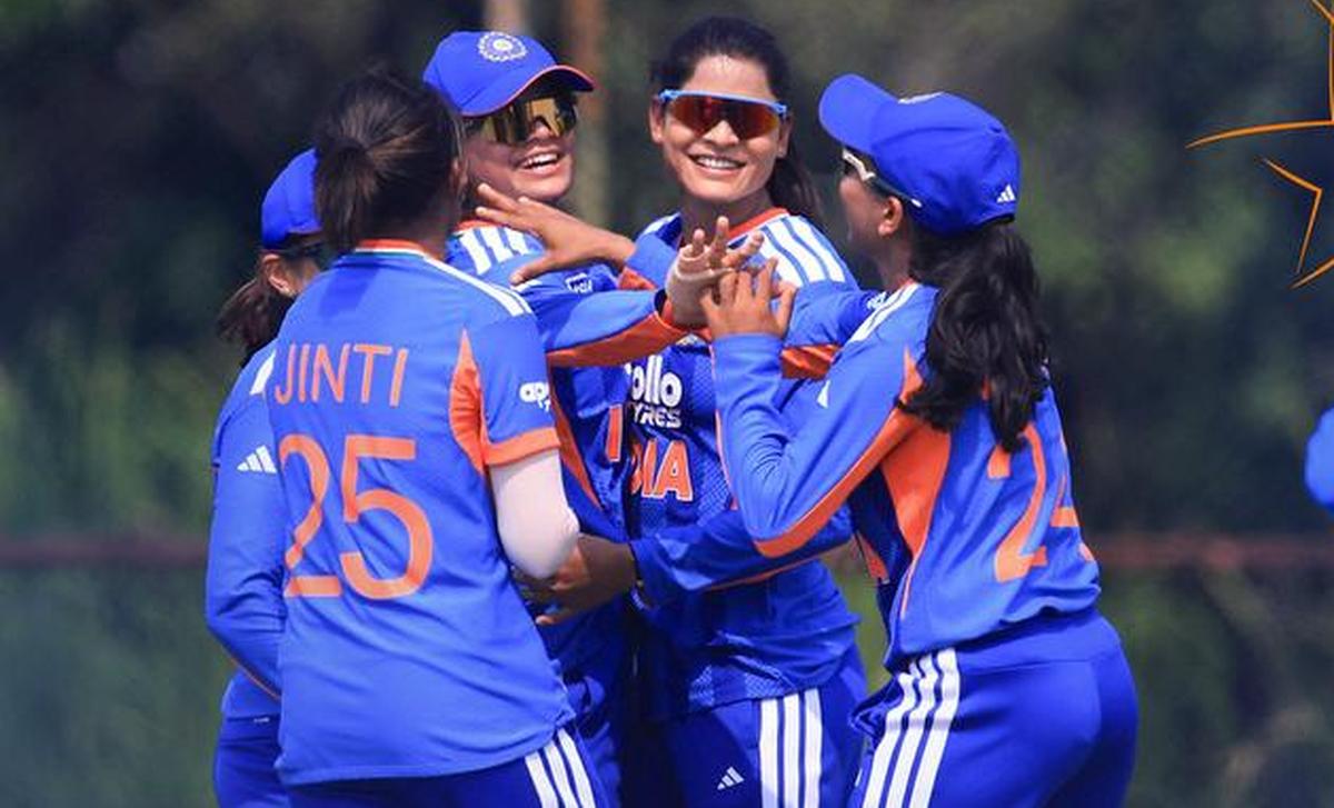 ಮಹಿಳಾ ಏಷ್ಯಾ ಕಪ್ ರೈಸಿಂಗ್ ಸ್ಟಾರ್ ವೃಂದಾ ಮತ್ತು ಭಾರತೀಯ ಸ್ಪಿನ್ನರ್‌ಗಳು ಪಾಕಿಸ್ತಾನ ವಿರುದ್ಧ ಎಂಟು ವಿಕೆಟ್‌ಗಳ ಪ್ರಬಲ ಗೆಲುವು ಸಾಧಿಸಿದ್ದಾರೆ.