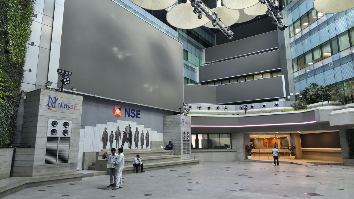 ದುರ್ಬಲ ಜಾಗತಿಕ ಸೂಚನೆಗಳು ಮತ್ತು ಹೊಸ ವಿದೇಶಿ ನಿಧಿಯ ಹೊರಹರಿವಿನ ನಡುವೆ ಷೇರು ಮಾರುಕಟ್ಟೆಗಳು ಆರಂಭಿಕ ವಹಿವಾಟಿನಲ್ಲಿ ಕುಸಿತವನ್ನು ತೆರೆದವು.