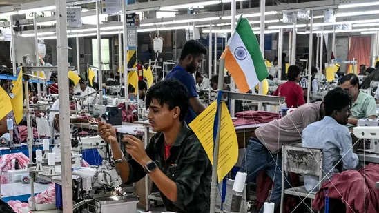 ಪರಿಷ್ಕೃತ ಆರ್ಥಿಕ ದತ್ತಾಂಶ ಸರಣಿಯ ಅಡಿಯಲ್ಲಿ ಭಾರತವು Q3 FY26 ರಲ್ಲಿ 7.8% GDP ಬೆಳವಣಿಗೆಯನ್ನು ದಾಖಲಿಸಿದೆ.