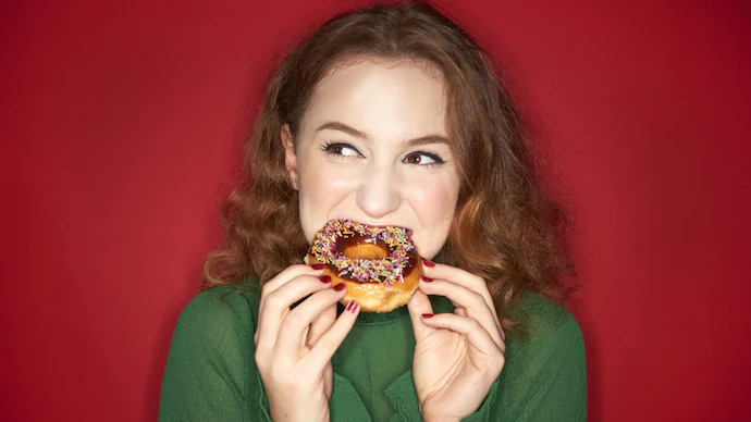 ಊಟದ ನಂತರ ಅನೇಕ ಜನರು ಸಕ್ಕರೆ ತಿನ್ನಲು ಹಂಬಲಿಸುವುದಕ್ಕೆ ನಿಜವಾದ ಕಾರಣವನ್ನು ವೈದ್ಯರು ವಿವರಿಸುತ್ತಾರೆ.