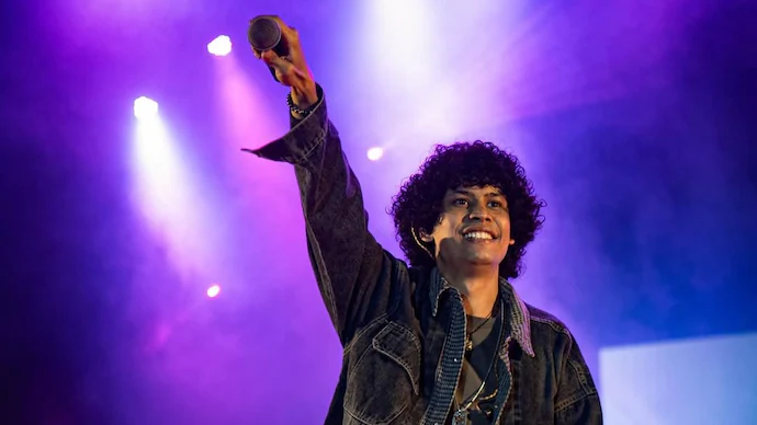 ಕಾಲೇಜು ಬಿಡುವ ಐಪಾಪ್‌ಸ್ಟಾರ್ ಪ್ರಯಾಣ ಮತ್ತು ವೈರಲ್ ಹಿಟ್ 'ಐ ಆಮ್ ಡನ್' ಯಶಸ್ಸಿನ ಬಗ್ಗೆ ಮಾನ್ ಪಾನು ತೆರೆದುಕೊಳ್ಳುತ್ತಾರೆ.