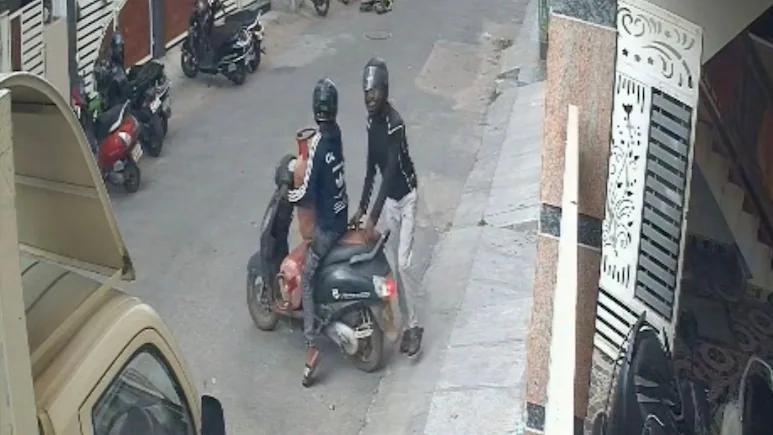 "ಬೆಂಗಳೂರಿನ ಎಲ್‌ಪಿಜಿ ಸಿಲಿಂಡರ್ ಕಳ್ಳತನ ಕ್ಯಾಮೆರಾದಲ್ಲಿ ಸೆರೆಯಾಗಿದ್ದು, ನಿವಾಸಿಗಳಲ್ಲಿ ಪೂರೈಕೆಯ ಬಗ್ಗೆ ಕಳವಳ ವ್ಯಕ್ತವಾಗಿದೆ"