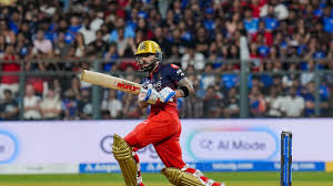 ಮುಂಬೈ vs ಆರ್‌ಸಿಬಿ ಪಂದ್ಯದ ವೇಳೆ ವಿರಾಟ್ ಕೊಹ್ಲಿ ಮುಂಬೈ ಹೆದ್ದಾರಿಯಲ್ಲಿ ಆಟೋರಿಕ್ಷಾ ಸವಾರಿ ಮಾಡುತ್ತಿರುವುದು ಭಾರೀ ಸಂಚಲನ ಮೂಡಿಸಿದೆ.