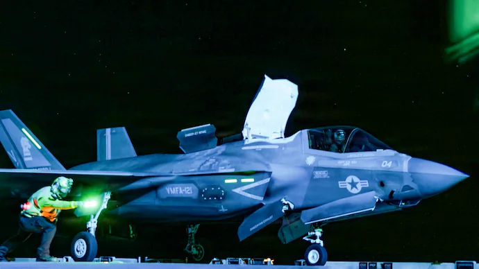 ಹೆಚ್ಚುತ್ತಿರುವ ಕಡಲ ಉದ್ವಿಗ್ನತೆಯ ನಡುವೆಯೂ ಇರಾನ್ ನೀರಿನ ಬಳಿ ಅಮೆರಿಕ ಸ್ಟೆಲ್ತ್ ಜೆಟ್‌ಗಳು ಮತ್ತು 15 ಯುದ್ಧನೌಕೆಗಳನ್ನು ನಿಯೋಜಿಸಿದೆ.